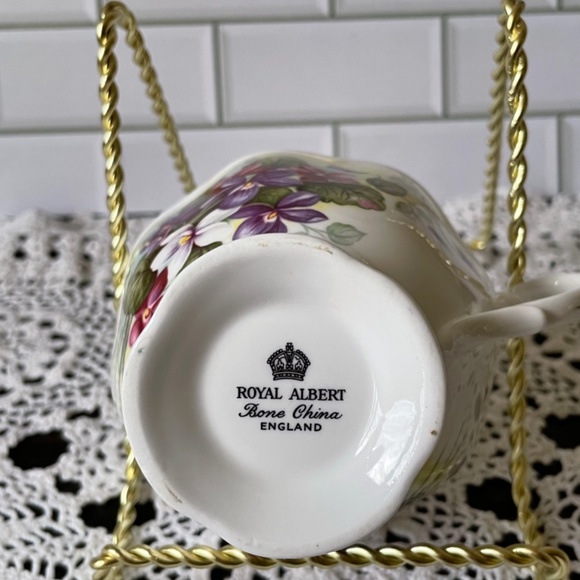 Royal Albert Bone China / Violets, purples and white flowers with green leaves - Picture 2 of 12